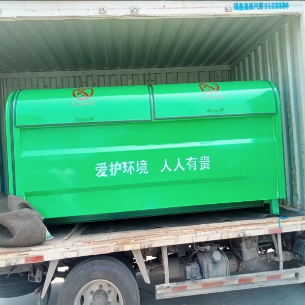 一個(gè)勾臂垃圾箱發(fā)往山西