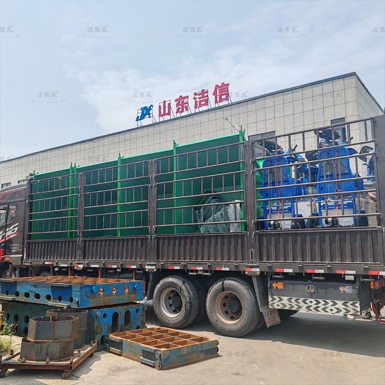 8個(gè)垃圾斗4個(gè)500L保潔車26垃圾桶發(fā)往甘肅