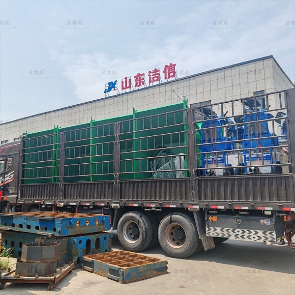 8個(gè)垃圾斗4個(gè)500L保潔車26垃圾桶發(fā)往甘肅